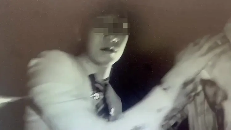 夜店安管（左）扶著受傷的江姓男子到外面搭救護車。民眾提供