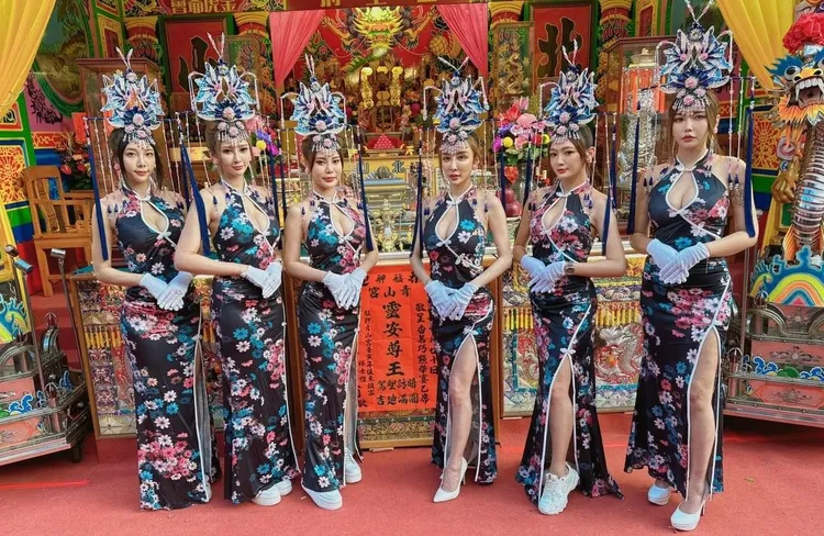 去年底「情色教主」雪碧到青山宮擔任禮生(右三)。引自靈璽妃氣質禮生&活動整合策劃