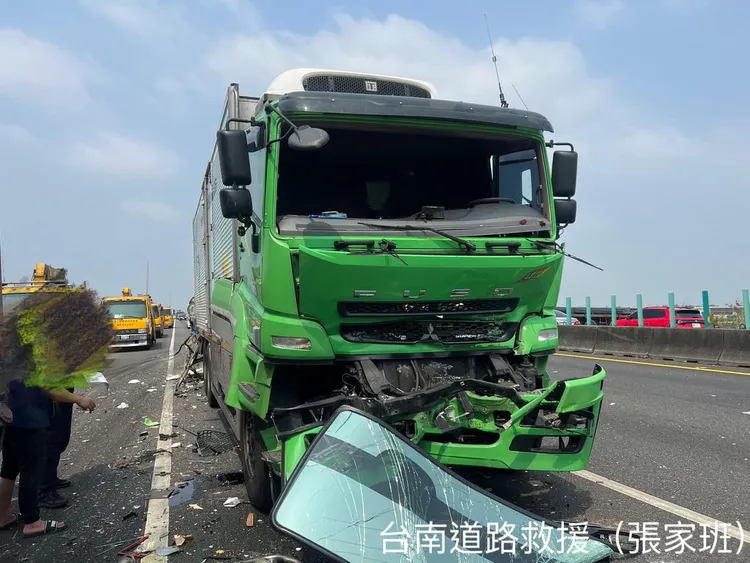 國道1號南向296.6公里處，今下午發生五車追撞事故。翻攝臉書台南道路救援