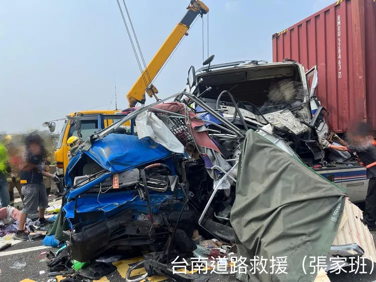 國道1號南向296.6公里處，今下午發生五車追撞事故。翻攝臉書台南道路救援