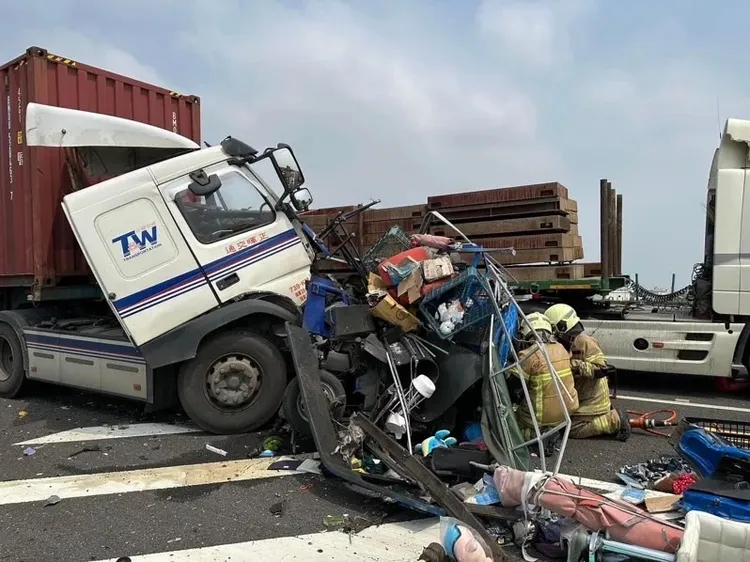 國道1號南下296K處發生5車追撞車禍，疑有3人受困。翻攝臉書台南道路救援