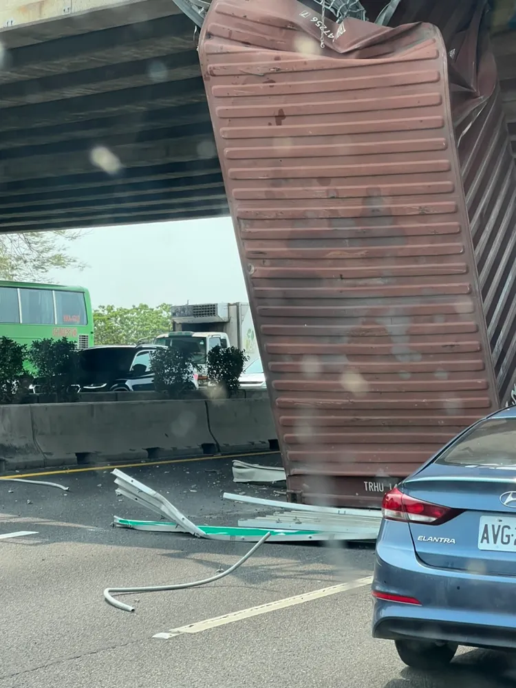 國道1號南向303公里麻豆路段，今上午10點多才發生貨櫃車上貨櫃彈起撞橋墩事故。讀者提供