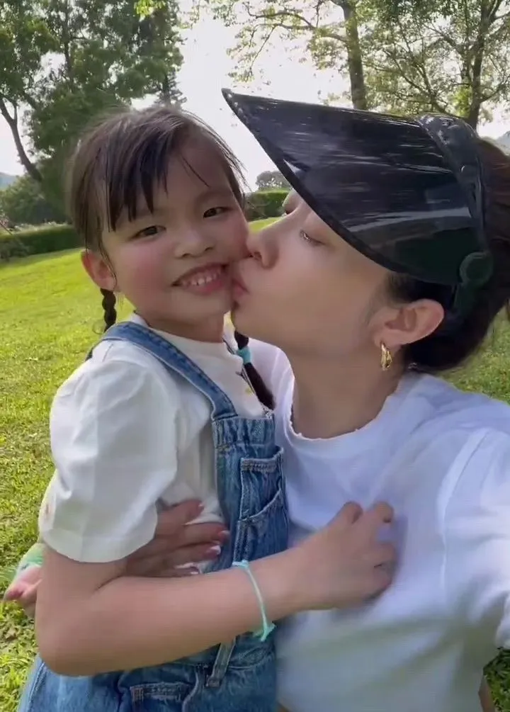 熊黛林的小女兒被網友懷疑是腺樣體面容。翻攝熊黛林小紅書