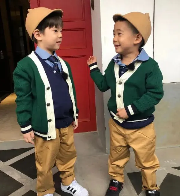嗯哼（左）和陳小春兒子Jasper當年在《爸爸去哪兒》圈粉無數。翻攝爸爸去哪兒微博