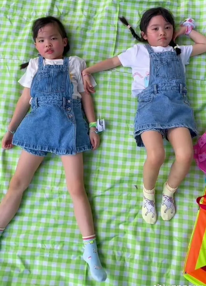 熊黛林的雙胞胎女兒毫不相像，右為姊姊Kaylor，左為妹妹Lyvia。翻攝熊黛林小紅書