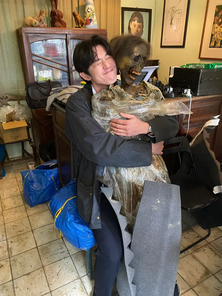 吳慷仁開心擁抱乾癟屍體道具。翻攝吳慷仁臉書