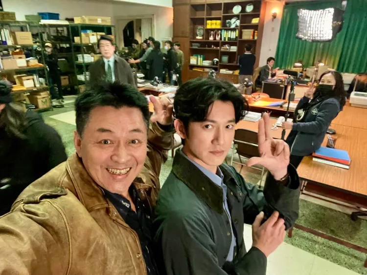 吳慷仁（右）和庹宗華在劇中並肩作戰。翻攝吳慷仁臉書