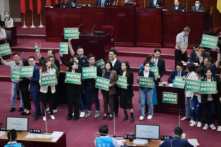 民進黨團昨高舉「當選靠阿公、市政不用功」手舉牌。資料照，林林攝