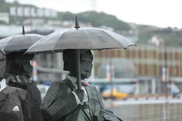 目前位於基隆國門廣場的「人間系列－紳士」將展出至今年10月10日。翻攝畫面