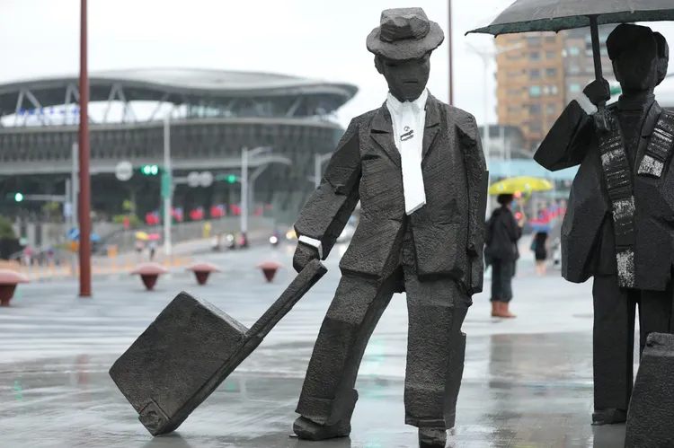 朱銘的「人間系列」是觀察人間百態的系列創作。翻攝畫面