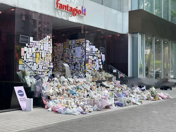經紀公司「Fantagio」在公司大樓前布置了供弔唁文彬的場地。翻攝naver