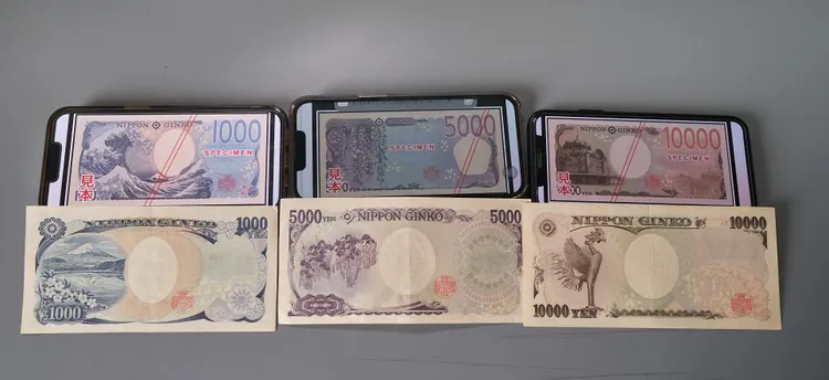 日本新舊版紙鈔 (背面) 大不同。新華社