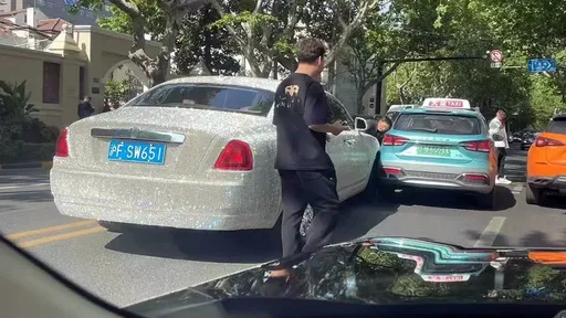 有夠土豪！計程車車禍撞上的竟是輛「鑲鑽勞斯萊斯」