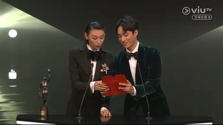 女星王丹妮（左）與男星劉俊謙頒發最佳編劇獎項，念不出麥天樞名字最後一字，場面相當尷尬。翻攝自《香港01》