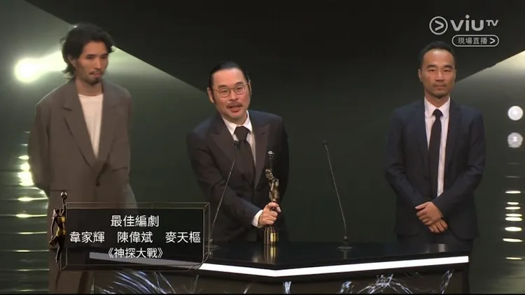 幸好最後麥天樞（右）仍順利上台領獎。翻攝自《香港01》