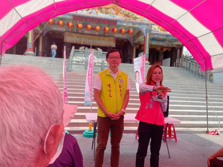 李退之、郭貞慧夫妻倆在神明面前發重誓，強調沒介入光電利益。郭貞慧提供