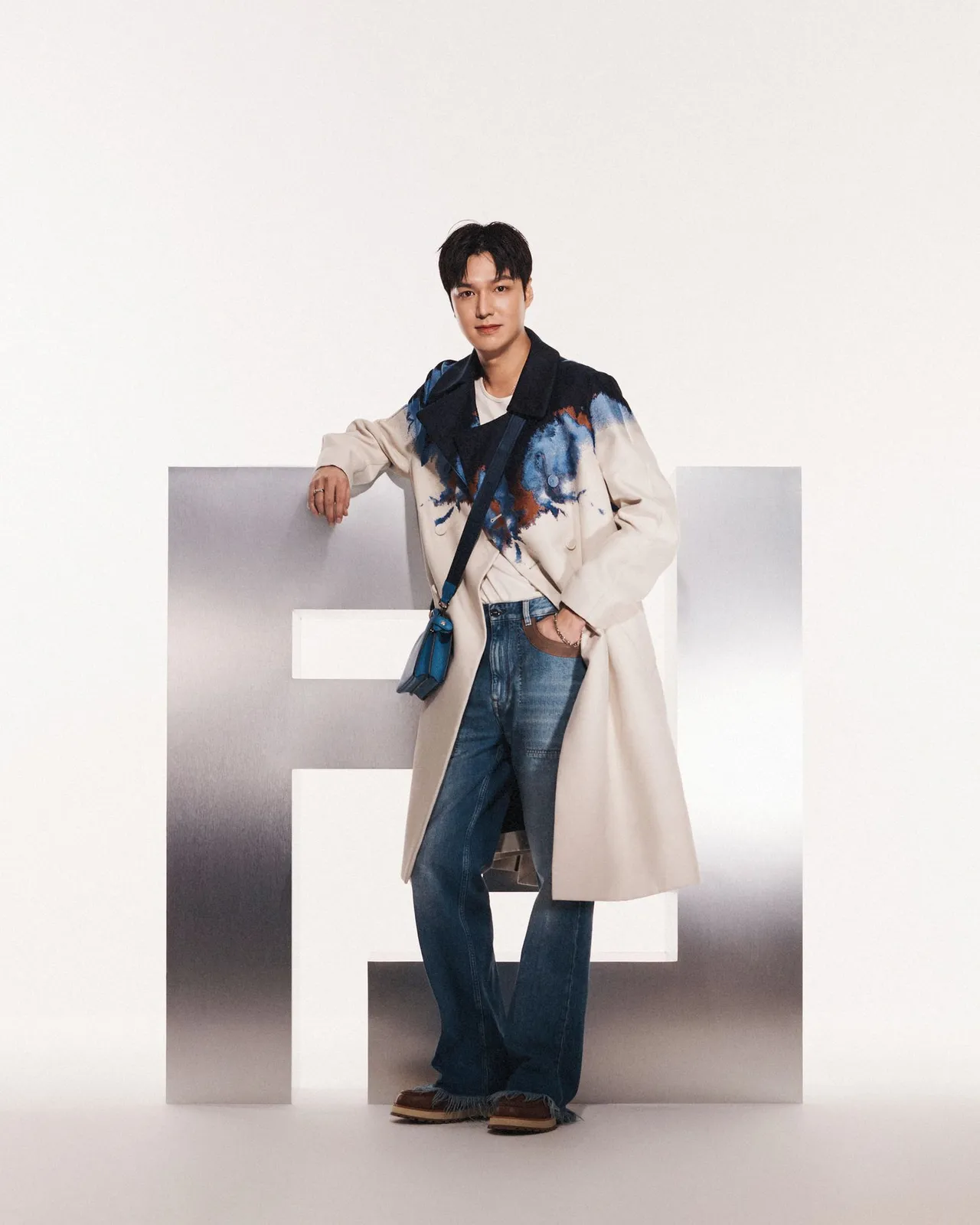 韩国男神、FENDI品牌大使李敏镐顶著187公分高个子,搭上Peekaboo ISeeU XCross小包更显反差萌。品牌提供
