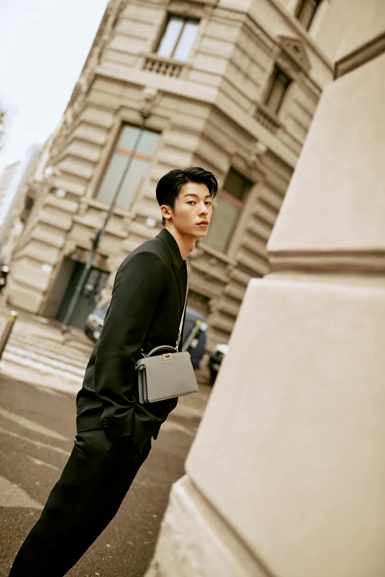 許光漢在3月於米蘭出席FENDI 2023秋冬大秀期間，背著Peekaboo ISeeU XCross包款遊逛米蘭街頭。品牌提供