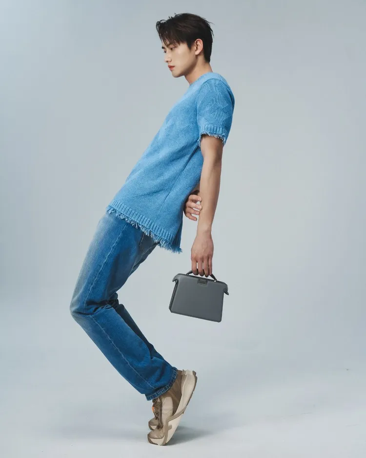 范少勳俏皮演繹Peekaboo ISeeU XCross包款。品牌提供