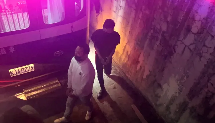 詐團帳房「西利亞」洪俊杰（白衣）、幹部林晏齊（黑衣）。資料照片