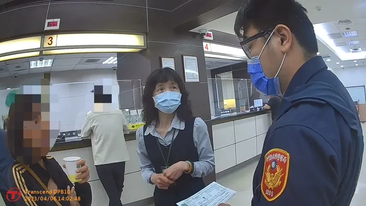 警方和行員及民眾合力打詐。竹北警分局提供