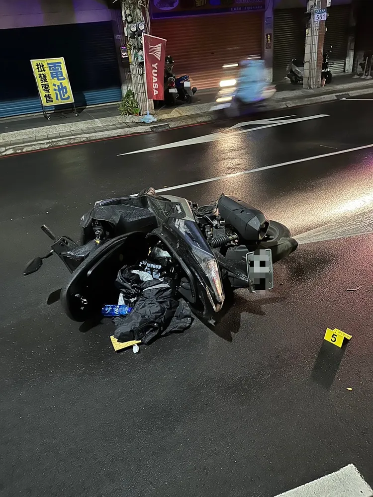 施男擦撞中央分隔島後人車倒地。三重警分局提供