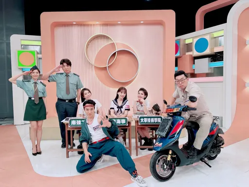 馬力歐上課打瞌睡被留級兩年　徐小可嫌制服醜直接在教室更衣