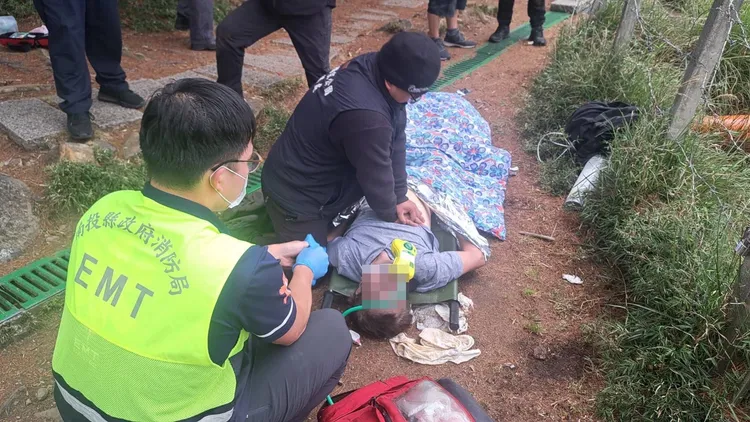 南投縣消防局救護人員現場對患者進行CPR。民眾提供