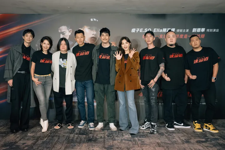 林志謙（左起）、丁寧、監製邱瓈寬、瘦子、導演柯有謙、Ella、小春、大淵、江治緯（草爺）開心合影。 寬銀慕提供