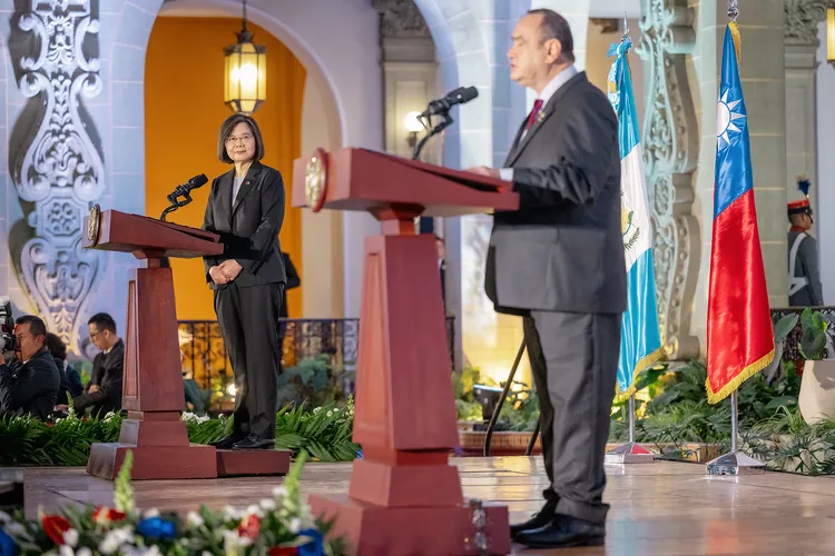 蔡英文及賈麥岱會晤後，共同對媒體發表談話。府提供