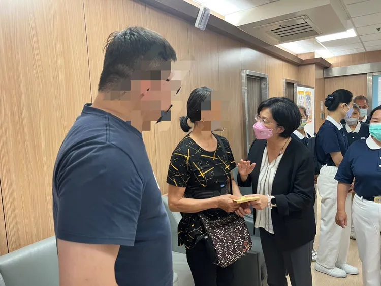 王惠美到醫院慰問傷者家屬，承諾縣府全力給予協助。彰化縣府提供