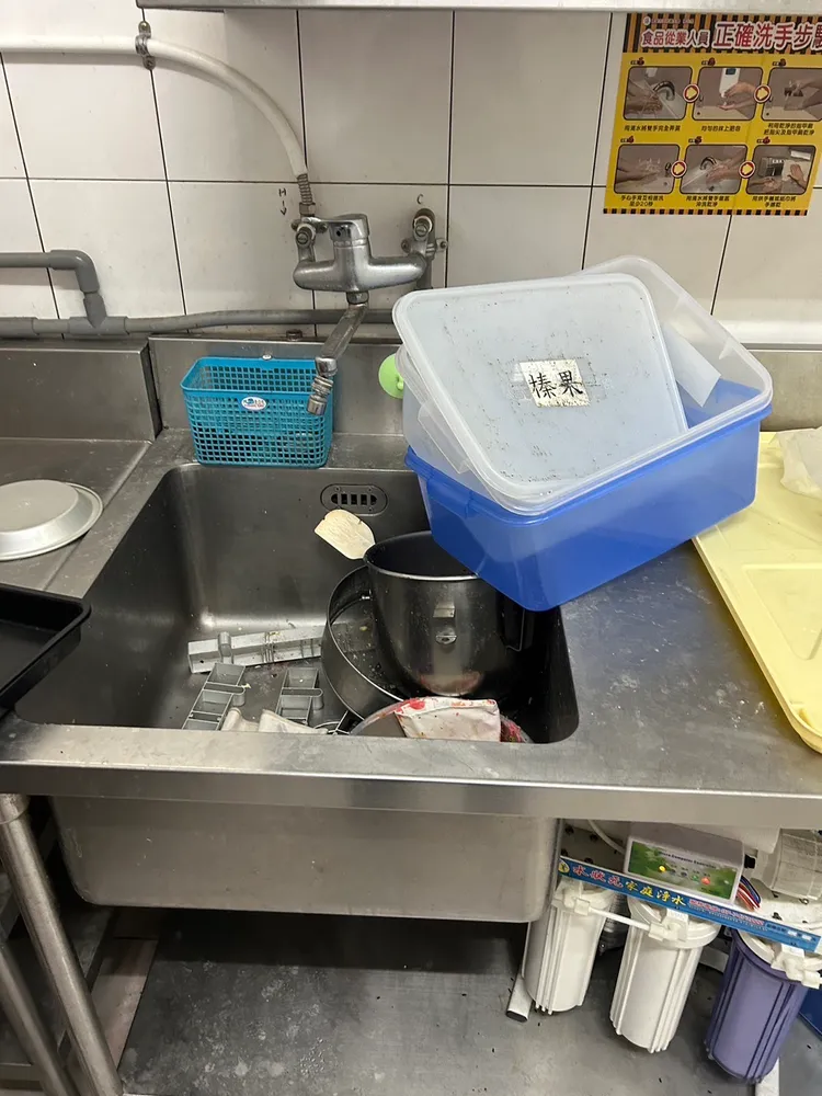 院生指控學園內糕餅製作環境髒亂。林智鴻提供