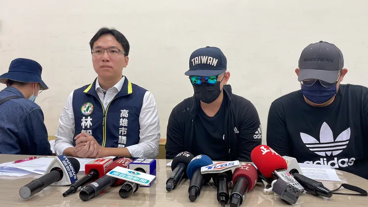 林智鴻議員（左二）今陪同前院生與員工出面開記者會。讀者提供