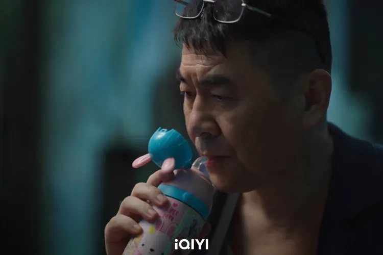 劇中陳建斌一直拿著兒童水壺。