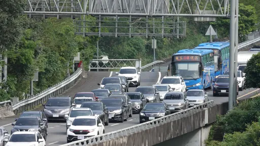 收假日國道連3起事故！　國5車多午後高乘載