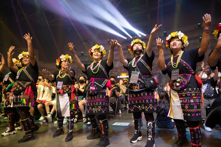 張惠妹演唱《姊妹》 時，起先阿姨跟姊姊們站出來開始跳，接著歌迷們慢慢加入，一同跳起部落舞蹈，最後全場如同豐年祭一樣歡樂。聲動娛樂提供