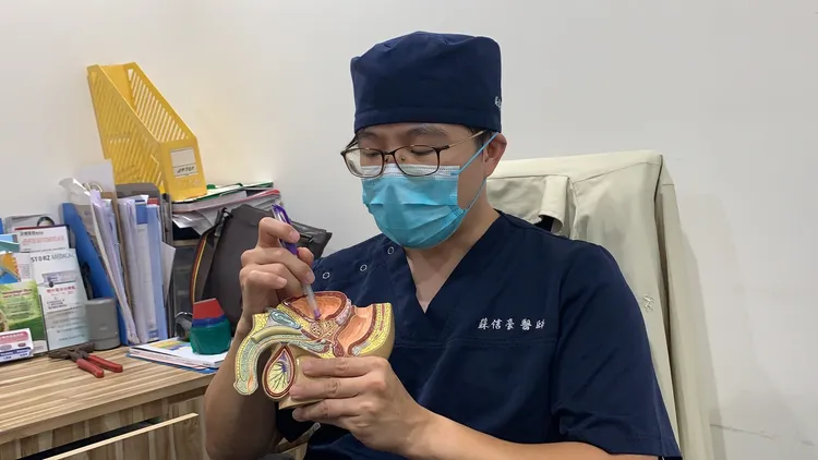 蘇信豪醫師以模型解釋糖尿病患者有可能因逆行性射精，無法從尿道射出精液。吳慧芬攝