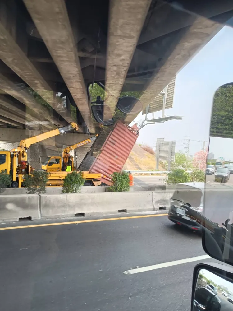 一輛貨櫃車行經國道1號南向303公里麻豆路段，載運貨櫃突然彈起撞橋墩。翻攝記者爆料網
