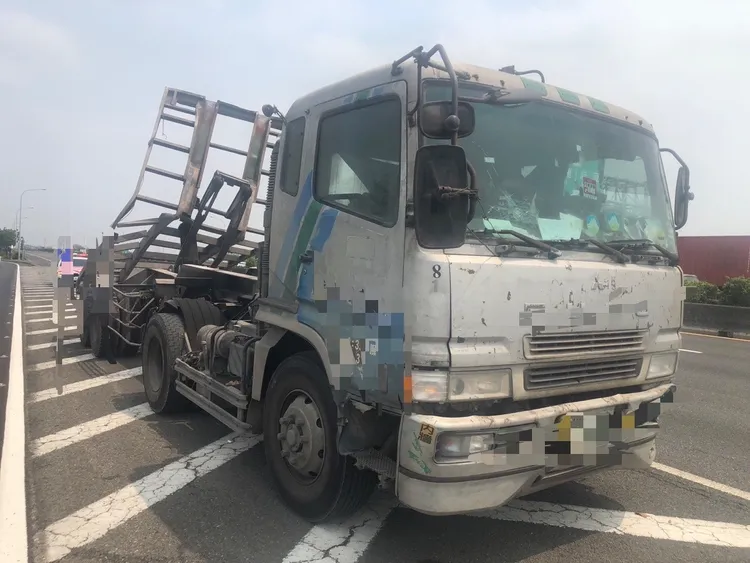 貨櫃車與貨櫃分離後，停在國道上。讀者提供