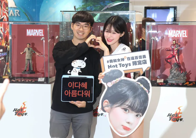 男粉絲自製李多慧大頭看板，平板秀出韓文「李多慧好漂亮」。彭欣偉攝