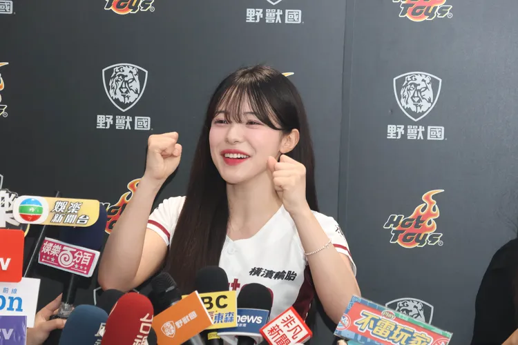 李多慧昨初登板，但樂天桃猿輸球，她大喊「加油」，希望今、明2天再接再厲。彭欣偉攝