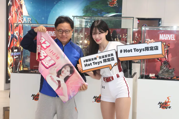 有男粉拿著李多慧的毛巾周邊商品合照。彭欣偉攝