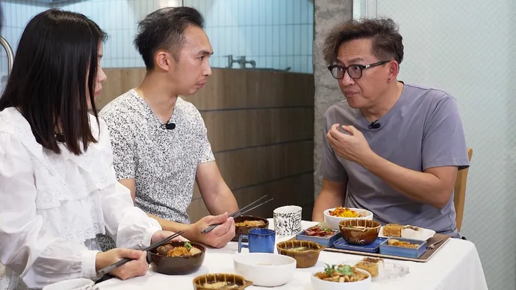 詹姆士(左1)拜訪經營油飯餐車一家人。公視提供