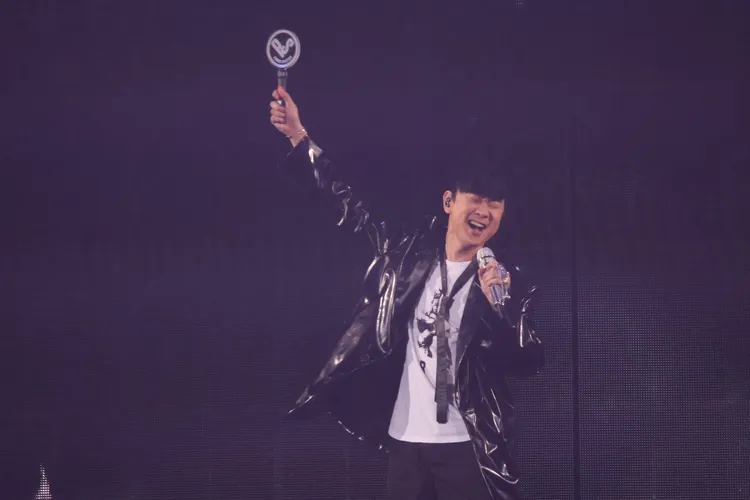 林俊傑唱到一半，從外套裡拿出應援棒揮舞。鄭孟晃攝