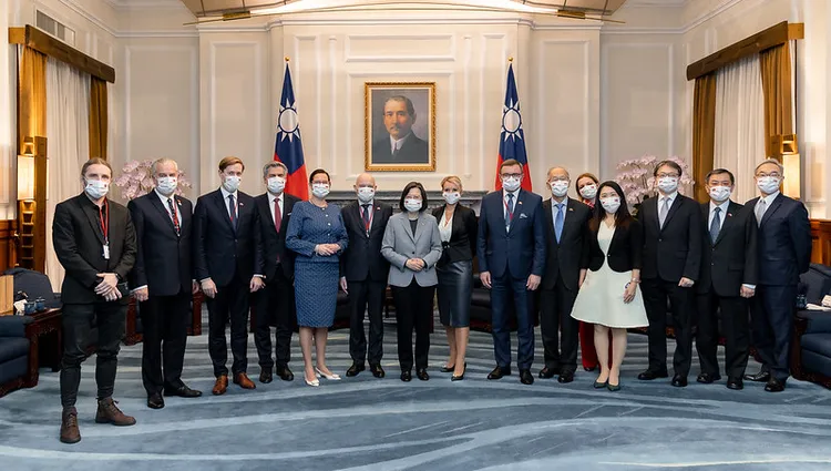 總統蔡英文去年於總統府，會見安鄒（左6）率領的波蘭眾議院「波台國會小組」訪問團。翻攝總統府網站