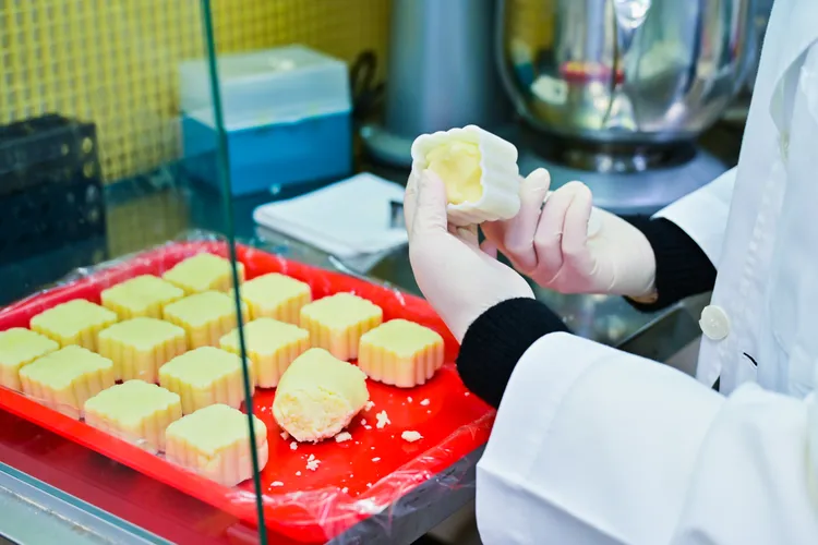 研究團隊製作小鼠食用的「橙皮素糕點」。陽明交大提供