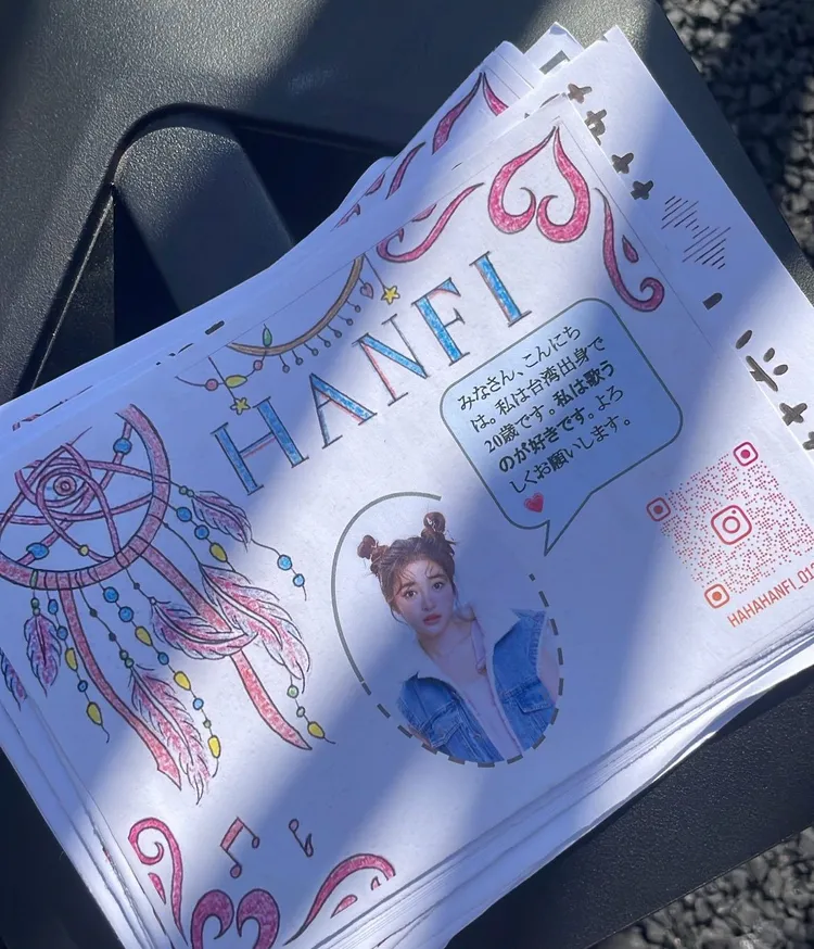 韓菲準備手繪傳單。翻攝韓菲IG