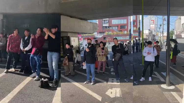 圍觀看表演的路人大部分是男性。翻攝韓菲IG