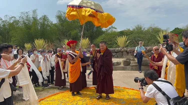 信眾夾道歡迎。左鎮噶瑪寺提供