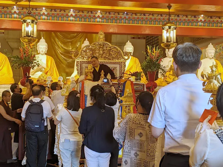 寺方舉辦陞座敬獻身口意妙供。左鎮噶瑪寺提供